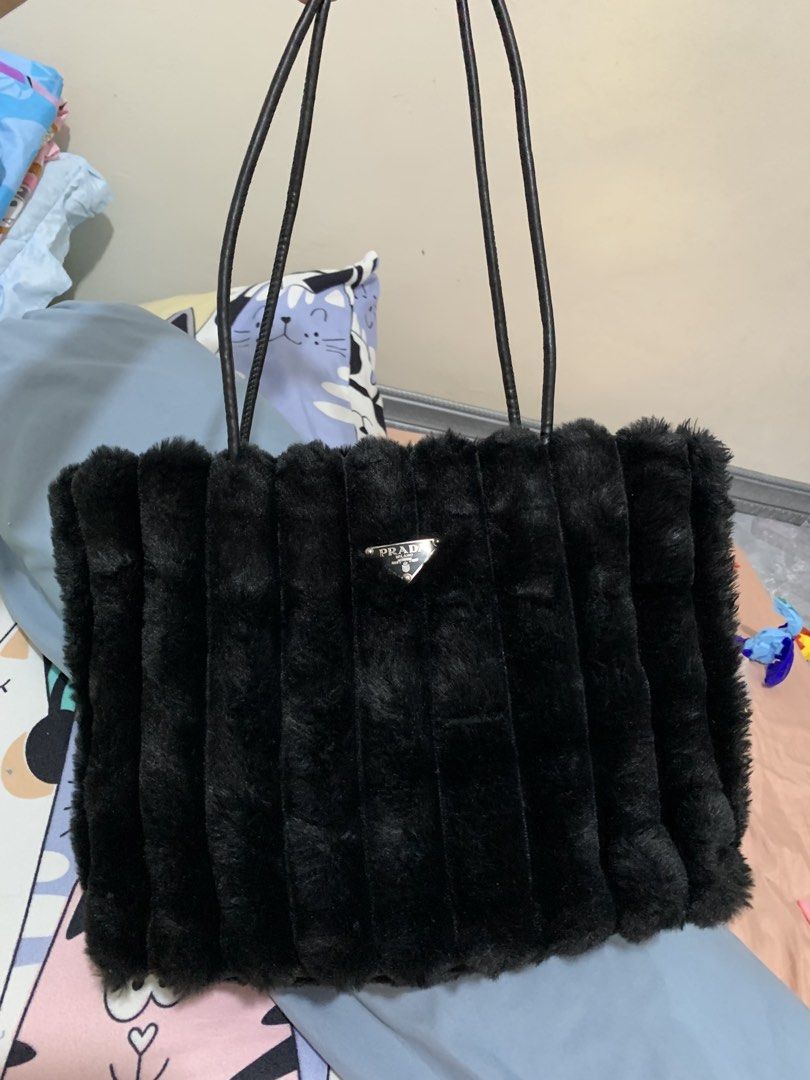 Prada Vip gift tote bag (Category: Beach Bags) located in Cabiao. Submitted by imeon13 (Listing ID 1464706322, Image 2). Description: .