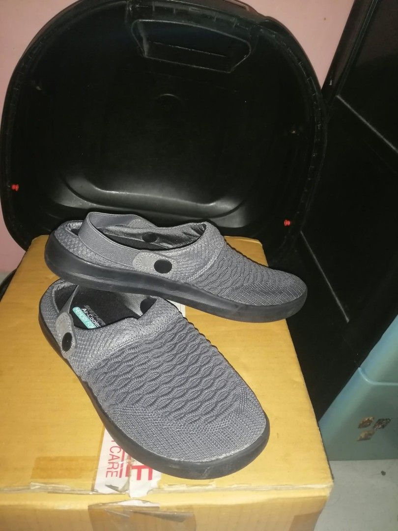 Pre-loved (Category: Slippers & Slides) located in Las Pinas. Submitted by jomarakamangjose (Listing ID 1464582073, Image 3). Description: Skechers Clogs / Mules – Almost New Price: ₱1,500 (Negotiable) Skechers Air-Cooled Memory Foam Clogs/Mules. Halos bago, maayos ang kondisyon at walang sira. No original box. Message me for inquiries. Shipping fee c/o buyer..