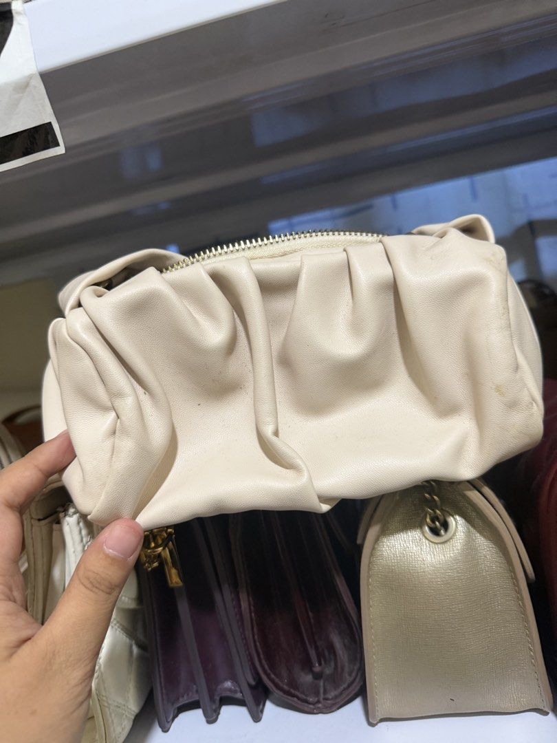 Preloved (Category: Purses & Pouches) located in Manila. Submitted by jocelynpslpr (Listing ID 1464700444, Image 3). Description: details pm me.