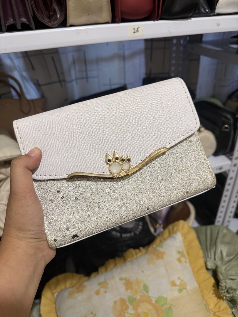 Preloved (Category: Purses & Pouches) located in Manila. Submitted by jocelynpslpr (Listing ID 1464700954, Image 3). Description: .