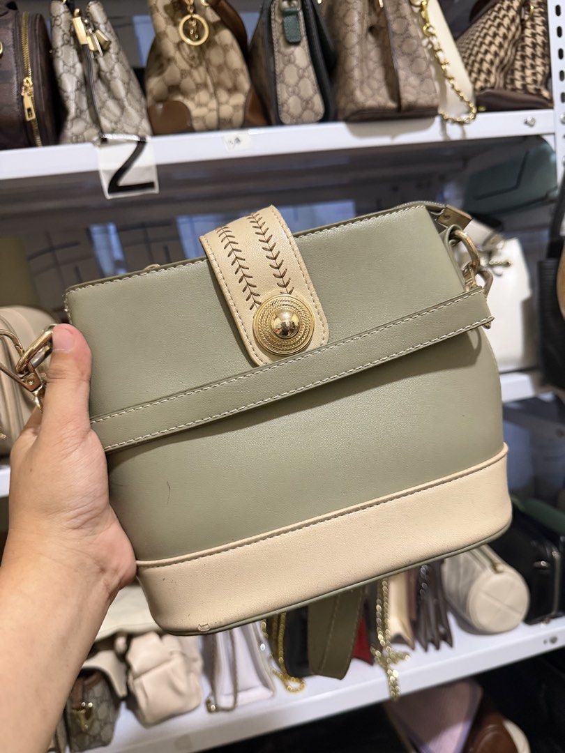 preloved (Category: Wallets & Card holders) located in Manila. Submitted by jocelynpslpr (Listing ID 1464701181, Image 3). Description: .