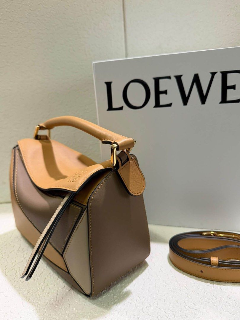Preloved L o e w e Puzzle Crossbody (Category: Luxury Bags & Wallets) located in Manila. Submitted by bagsandmanymanymore1 (Listing ID 1464580576, Image 3). Description: Preloved Puzzle Crossbody Genuine leather Rare to find Made in Spain What you see is what you get Please read before you order 👉🏻❗️Payment first before shipping ❗️Cut off time of payment 11am sameday delivery ❗️NO MEET UP / NO PICK UP ❗️ORDER CANNOT BE CANCELLED ❗️PLEASE DON’T 