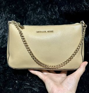 (Category: ) located in . Submitted by rqueenluxuryph (Listing ID 1464760844, Image 1). Description: .