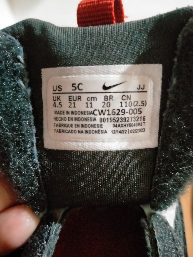 PRELOVED Nike Air Max Bolt dark grey/5C/ (Category: Babies & Kids Fashion) located in Cainta. Submitted by mommysam28 (Listing ID 1464764826, Image 2). Description: This is a toddler's Nike Air Max Bolt sneaker, highlighted by its vibrant red pull tab on the velcro strap.