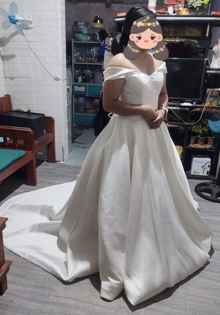 Preloved wedding gown (Category: Evening dresses & gowns) located in Bacoor. Submitted by nicole_1818 (Listing ID 1464619307, Image 2). Description: 👰🏻‍♀️✨ PRELOVED WEDDING GOWN FOR SALE ✨🤍 Elegant Mikado Gown • Perfect for Your Dream Wedding! Letting go of my beautiful preloved wedding gown. 🤍 Looking for a bride who can give this gown another beautiful moment! ✨ 👗 GOWN DETAILS • Mikado fabric • Fits Medium – Large • Best fit for around 5’1