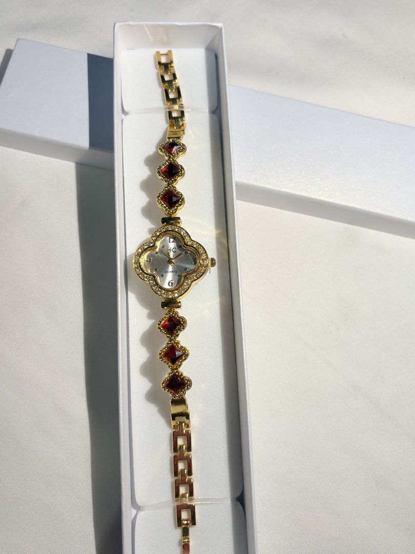 Premium vintage watches (Category: Other Accessories) located in Manila. Submitted by aprilcascayan.1 (Listing ID 1464750615, Image 1). Description: Premium vintage watches Looking for a cute and vintage watch? Baka may magustuhan kayo dito! 𐙚 non-tarnish (with proper care) 𐙚 hypoallergenic 𐙚 battery operated 𐙚 free box.