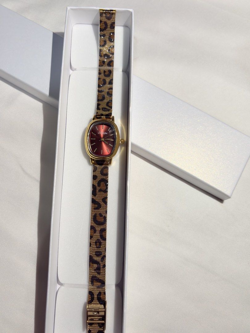 Premium vintage watches (Category: Other Accessories) located in Manila. Submitted by aprilcascayan.1 (Listing ID 1464750615, Image 2). Description: Premium vintage watches Looking for a cute and vintage watch? Baka may magustuhan kayo dito! 𐙚 non-tarnish (with proper care) 𐙚 hypoallergenic 𐙚 battery operated 𐙚 free box.
