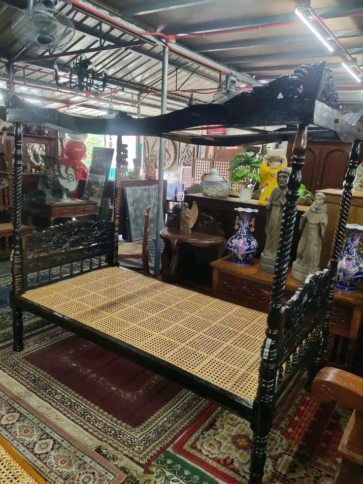 Pre-war Poster Bed Solid kamagong new solihiya (Category: Bed Frames & Mattresses) located in Manila. Submitted by carmelites36250 (Listing ID 1464588835, Image 3). Description: Pre-war Poster Bed 79" x40. 5" x73 Lah Solid kamagong wood ❤🎯 Newly solihiya ready to use Pick up @shop/Delivery Pm me ☎☎☎☎ 70k.