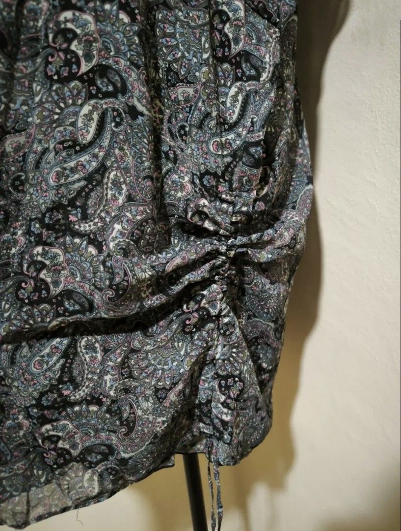 Printed paisley design dress (Category: Dresses) located in Manila. Submitted by wearforce (Listing ID 1464585106, Image 3). Description: Paisley design printed dress can fit M-L good condition no issues color rate 9/10 150 + sf.