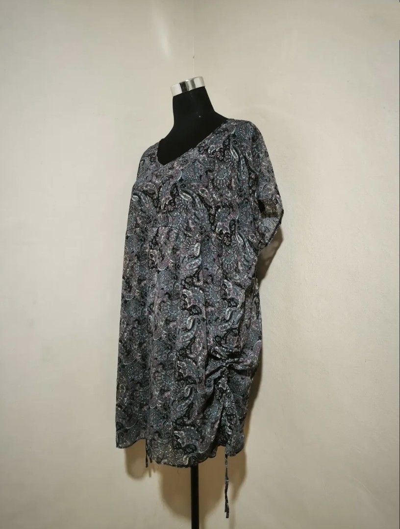 Printed paisley design dress (Category: Dresses) located in Manila. Submitted by wearforce (Listing ID 1464585106, Image 2). Description: Paisley design printed dress can fit M-L good condition no issues color rate 9/10 150 + sf.