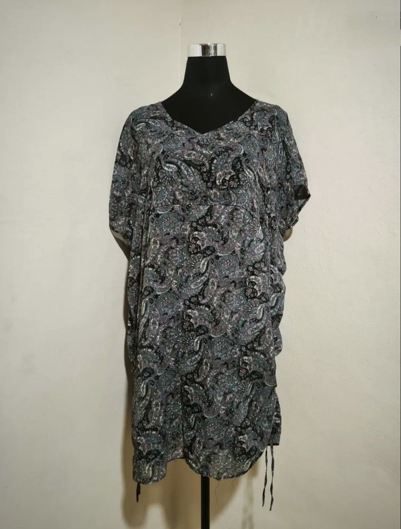 Printed paisley design dress (Category: Dresses) located in Manila. Submitted by wearforce (Listing ID 1464585106, Image 1). Description: Paisley design printed dress can fit M-L good condition no issues color rate 9/10 150 + sf.