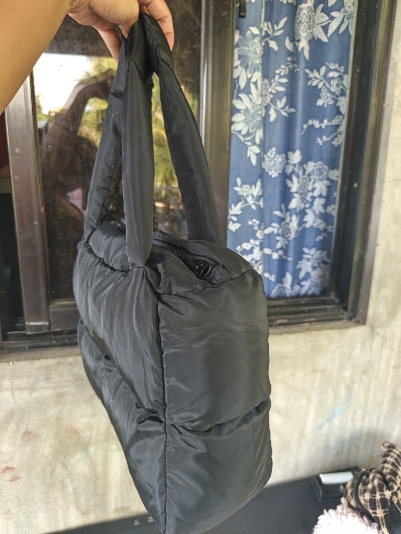Puffer handbag (perking) (Category: Tote Bags) located in Manila. Submitted by ukay-ukaybylyn (Listing ID 1464644169, Image 3). Description: excellent condition💯 medium size.