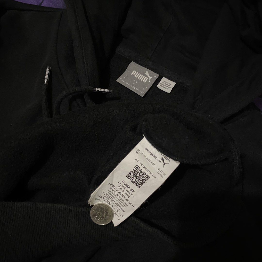 PUMA EMBOSSED PRINT (Category: Hoodies) located in Cavite. Submitted by suotnilowsenze (Listing ID 1464676593, Image 3). Description: PUMA EMBOSSED PRINT Width: 25 Length: 26.5 (LARGE) BOXY Color rate: 9.5/10 Issue: No issue Excellent Condition ₱399 + 125 SHIPPING FEE.