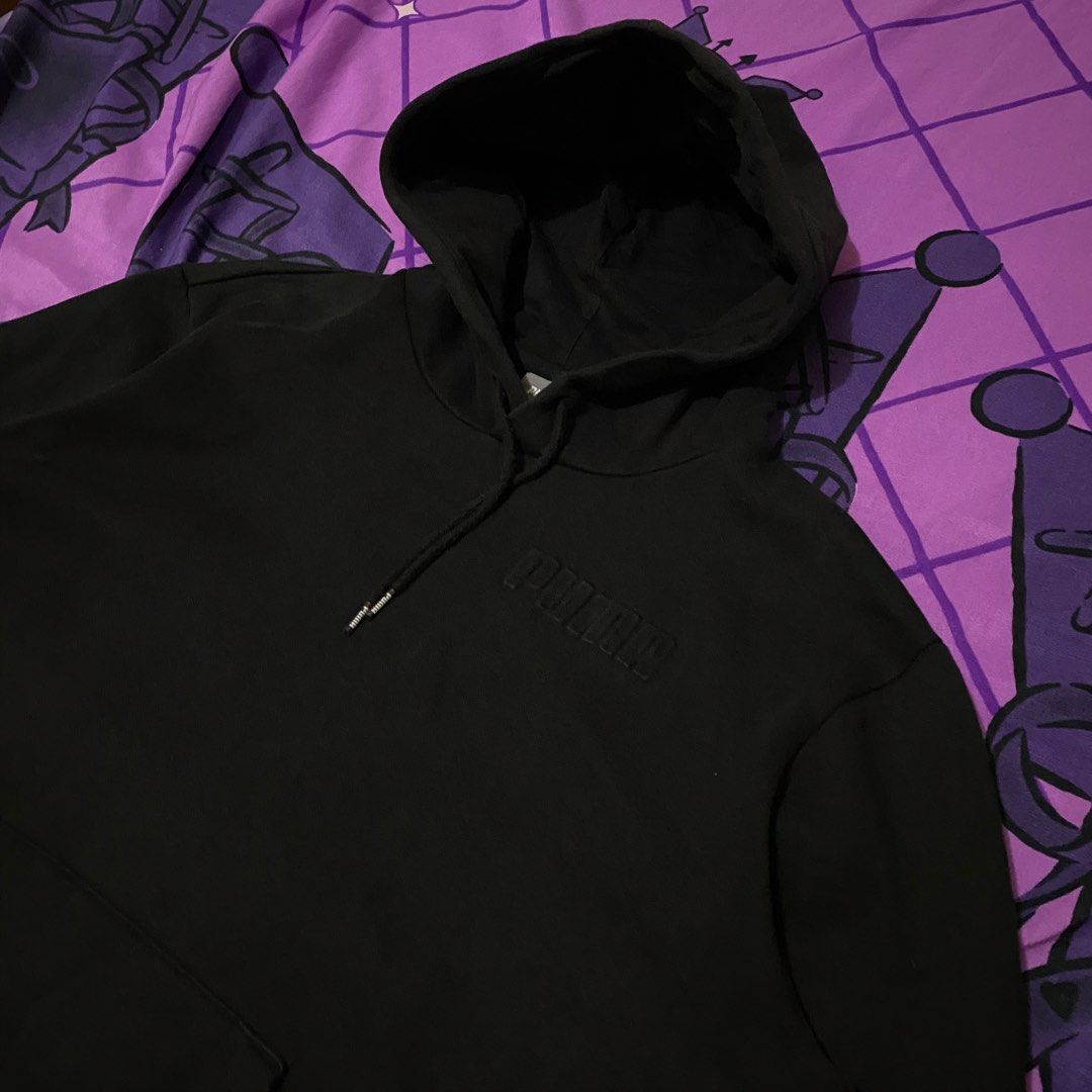 PUMA EMBOSSED PRINT (Category: Hoodies) located in Cavite. Submitted by suotnilowsenze (Listing ID 1464676593, Image 2). Description: PUMA EMBOSSED PRINT Width: 25 Length: 26.5 (LARGE) BOXY Color rate: 9.5/10 Issue: No issue Excellent Condition ₱399 + 125 SHIPPING FEE.