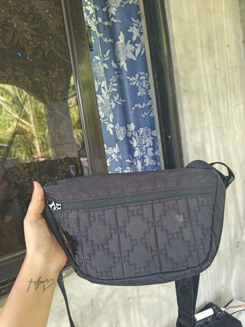 Puma sling bag for men (Category: Sling Bags) located in Manila. Submitted by ukay-ukaybylyn (Listing ID 1464645060, Image 2). Description: goods pa need laba maalikabok small size kasya phone hindi sya black in actual.