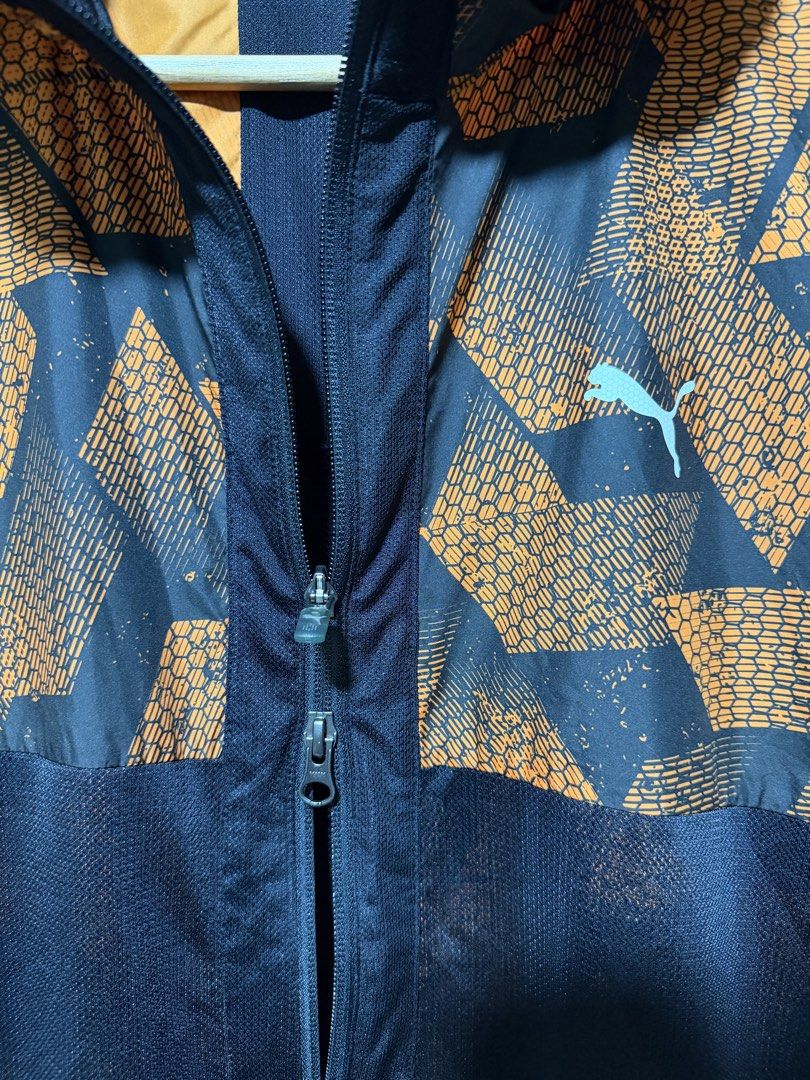 Puma Windbreaker jacket dual zip (Category: Coats, Jackets and Outerwear) located in Quezon City. Submitted by ree3_dr0pp2k25 (Listing ID 1464733389, Image 3). Description: Size large asia Good as new Authentic Brand new feels.