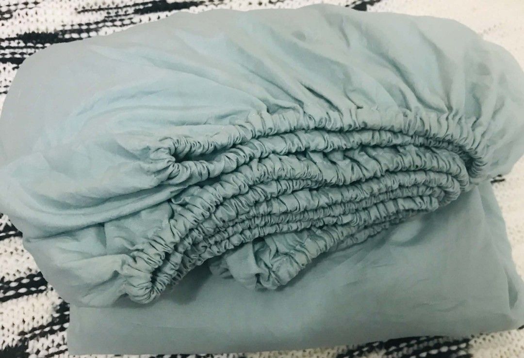 Queen Size 100% Polyester Microfiber Fitted Sheet - Mint green (Category: Bedding & Towels) located in Imus. Submitted by stop_shop7 (Listing ID 1464629925, Image 1). Description: - Queen size fitted sheet - Made from 100% polyester microfiber for softness - Beautiful Mint Green color - Features elastic all around for a snug fit - Easy care: Machine washable in cold water - Do not bleach, tumble dry on low - Perfect for everyday use Loc: Imus, Ca