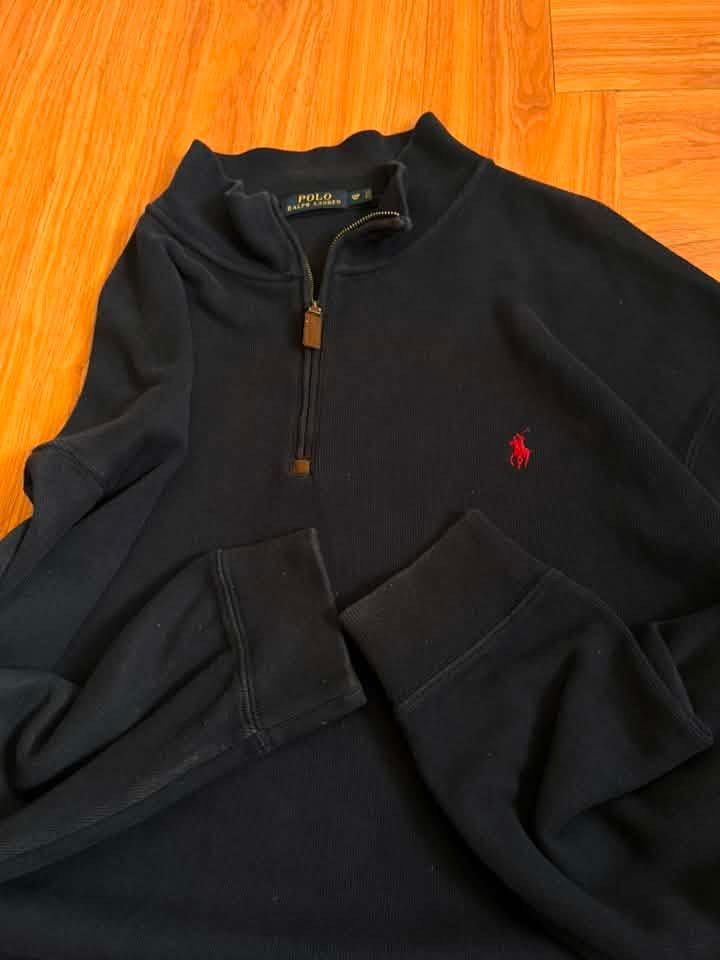 Ralph Lauren Navy Blue Quarter Zip (Category: Coats, Jackets and Outerwear) located in Carmona. Submitted by thrifty_kay (Listing ID 1464720629, Image 2). Description: Very Good Condi Color rate: 9.5/10 Issue: Bullet Hole Dimes: 28x30 (2XB on tag).