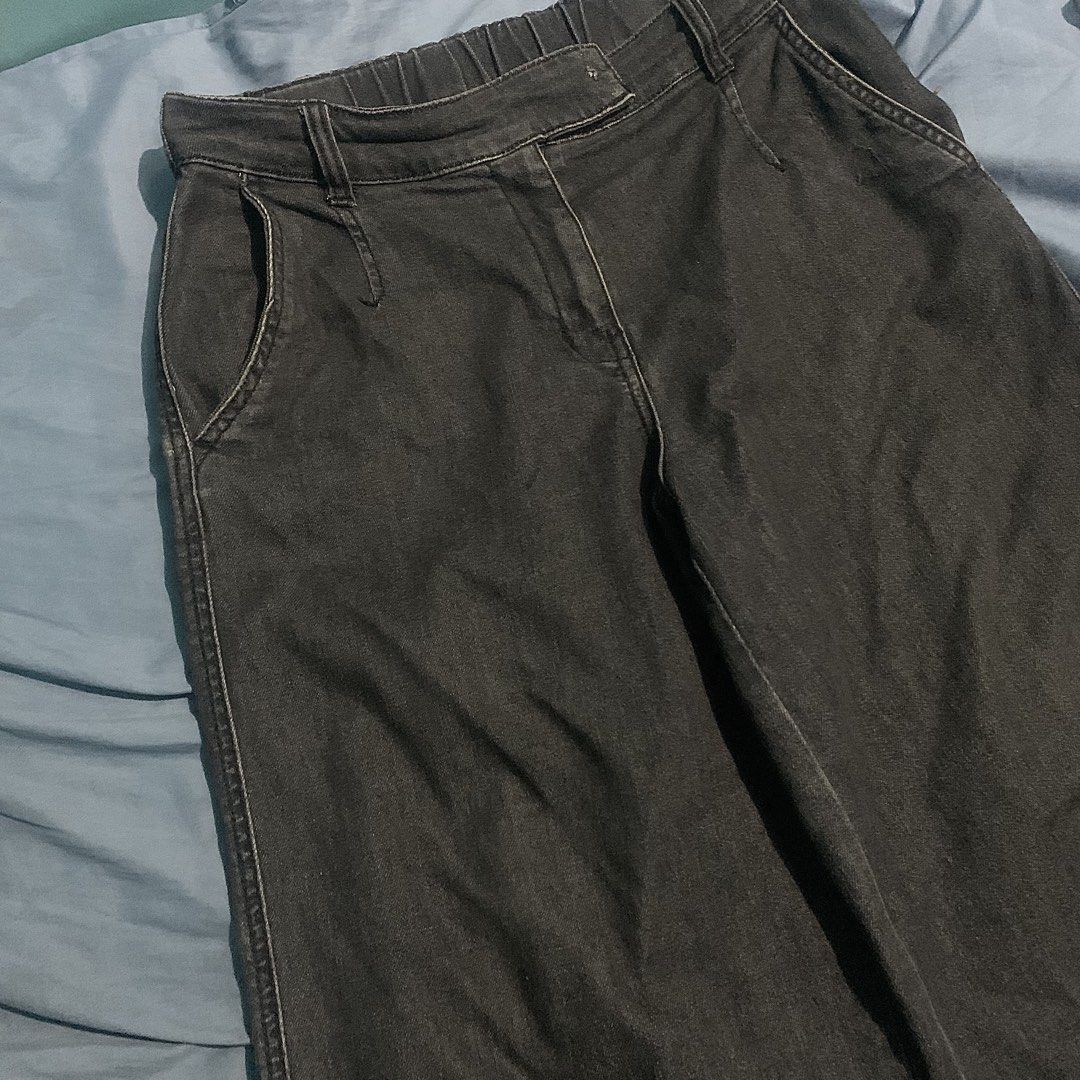 Random Y2k Black Long Jorts (Category: Jeans) located in Cebu City. Submitted by phyxery (Listing ID 1464703584, Image 2). Description: - issues are declared in the pics - although the lock has been detached, the button still does the job - good condition NO OTHER ISSUE(s) W - 28 L - 26 T - 11.5 LO - 11.5 DM if you’re interested.