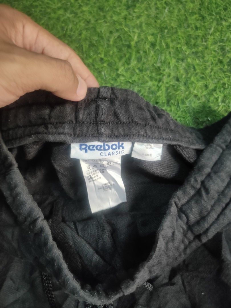 Reebok sweat short (Category: Shorts) located in Daet. Submitted by thriftnidiegz (Listing ID 1464581113, Image 3). Description: excellent condition no issue embroidered logo design waist-34-40 L-18.
