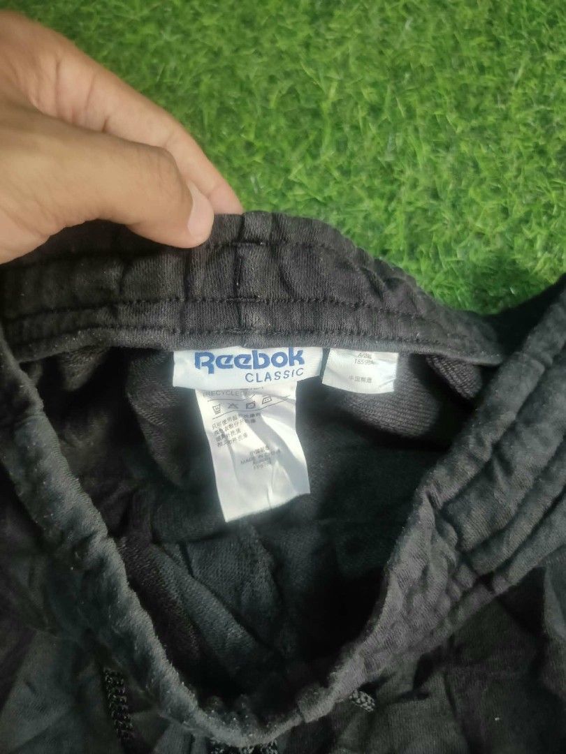 Reebok sweat short (Category: Activewear) located in Vinzons. Submitted by kspabico07187 (Listing ID 1464732377, Image 3). Description: Excellent condition No issue Embroidered logo design Waist-34-40 L-18.