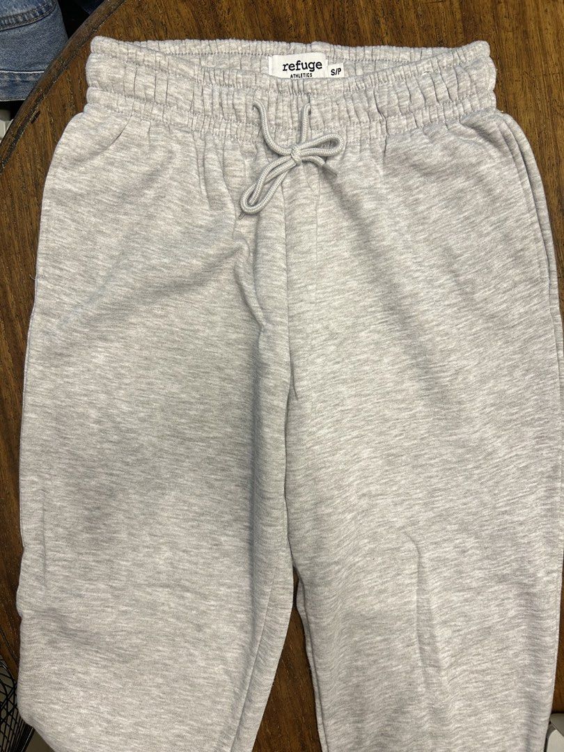 Refuge Athletics Fleece Sweatpants (Category: Other Bottoms) located in Antipolo. Submitted by tshopph (Listing ID 1464594504, Image 2). Description: ☁️ Refuge Athletics Grey Fleece Sweatpants ☁️ Ultra-cozy and comfy fleece joggers! Perfect for lounging, airport outfits, chilly rainy weather, or casual streetwear looks. Extremely soft and fluffy interior for extra warmth and comfort. Condition: like new Size: small Price: ₱400, negotiable Same-da
