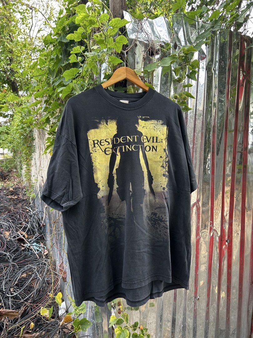 Resident Evil Extinction 2007 Promo Tee (Category: Tshirts & Polo Shirts ) located in Davao. Submitted by first2layers (Listing ID 1464587546, Image 1). Description: 24x29.5 fits XL faded white tag no other issues.