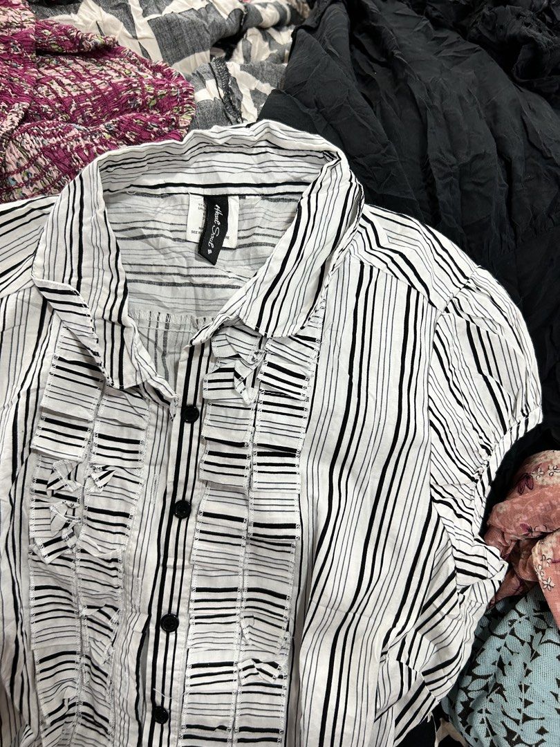Retro Collared Polo Top (Category: Blouses) located in Kabankalan. Submitted by leans_closet (Listing ID 1464692331, Image 2). Description: xs to petite med.