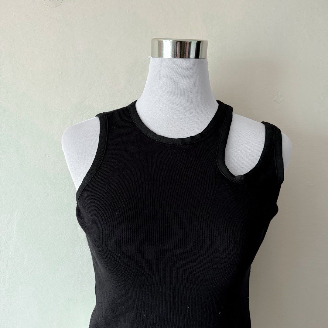 Rib Kint Cut-Out Top (Category: Others Tops) located in Antipolo. Submitted by rosywardrobe (Listing ID 1464595868, Image 3). Description: 🎀 MAKE READING A HABIT 🎀 • No order form, no reservation! • Strictly 1 day reservation • Payment first before order processing • No return, No exchange • Don’t make an offer if you’re not 100% sure • No shipping every weekends — PAYMENT CHANNELS — • GCash • Gotyme • Maya • BDO • BPI • Unionbank — DELIVERY ME