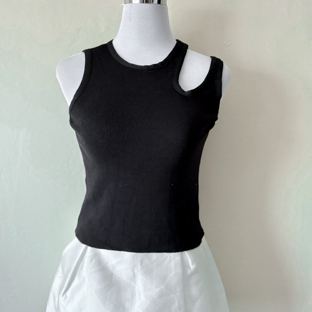 Rib Kint Cut-Out Top (Category: Others Tops) located in Antipolo. Submitted by rosywardrobe (Listing ID 1464595868, Image 2). Description: 🎀 MAKE READING A HABIT 🎀 • No order form, no reservation! • Strictly 1 day reservation • Payment first before order processing • No return, No exchange • Don’t make an offer if you’re not 100% sure • No shipping every weekends — PAYMENT CHANNELS — • GCash • Gotyme • Maya • BDO • BPI • Unionbank — DELIVERY ME