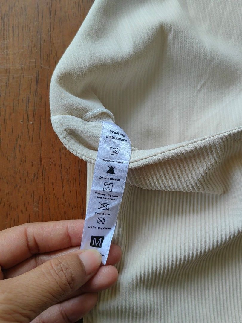 Ribbed Halter Neck Crop Top Beige Size M (Category: Sleeveless) located in Bansalan. Submitted by jovelynola33214 (Listing ID 1464608016, Image 3). Description: -Small-slimMed kasya -Beige ribbed halter neck crop top - Stretchy material, makapal - Estimated size: Medium (M) - Versatile: Great for casual wear or dressing up - Easy to style with jeans or skirts - Washing instructions available on the tag .