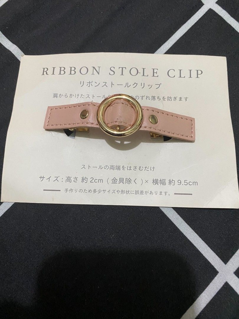 Ribbon Stole Clip / Scarf Fastener (Category: Looking For) located in Binan City. Submitted by katespanie (Listing ID 1464602520, Image 3). Description: Sobrang elegant at classy ng design nito dahil sa combination ng light pink faux-leather material at shiny gold ring hardware. Pagdating naman sa condition, brand new at never used pa ito kaya kasama pa ang original cardboard backing nito habang ang clips naman sa likod ay perfectly working at wa