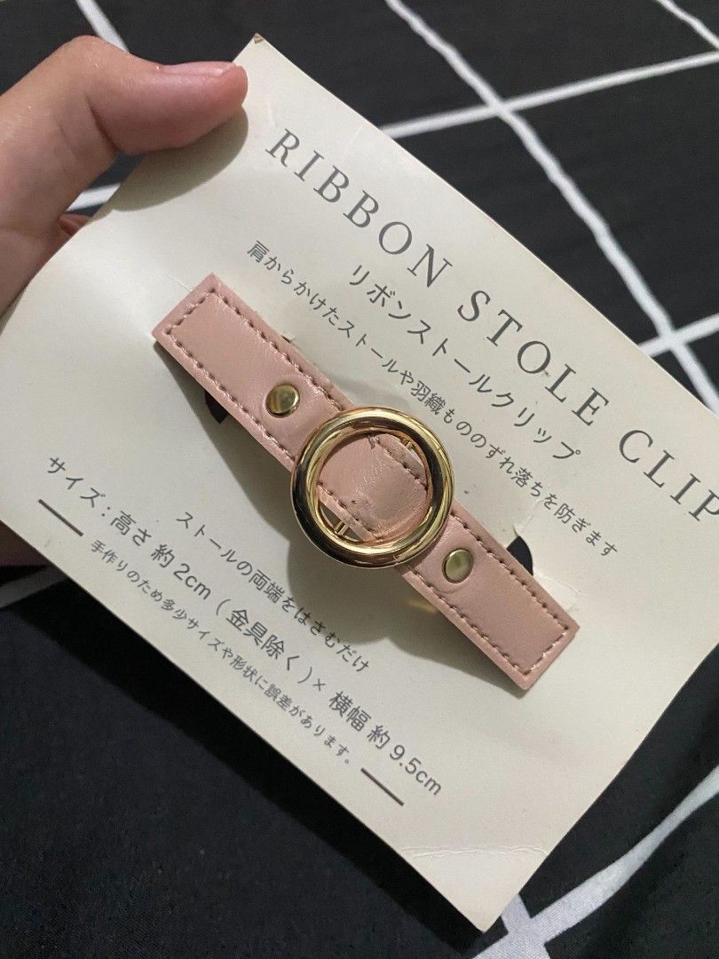 Ribbon Stole Clip / Scarf Fastener (Category: Looking For) located in Binan City. Submitted by katespanie (Listing ID 1464602520, Image 1). Description: Sobrang elegant at classy ng design nito dahil sa combination ng light pink faux-leather material at shiny gold ring hardware. Pagdating naman sa condition, brand new at never used pa ito kaya kasama pa ang original cardboard backing nito habang ang clips naman sa likod ay perfectly working at wa