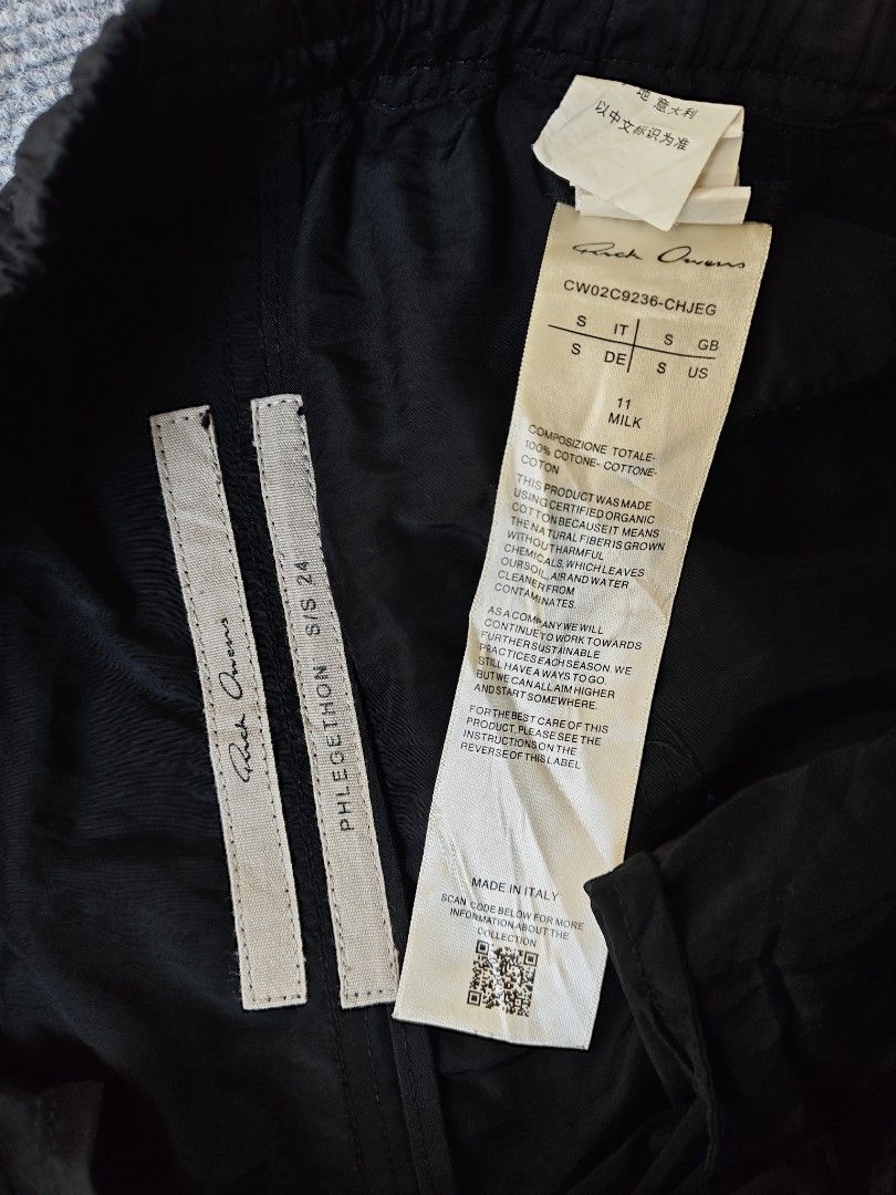 Rick Owens Short (Category: Shorts) located in Midsayap. Submitted by indigoventure (Listing ID 1464655718, Image 3). Description: Free size Waistline: 30 to 36 Length: 23.5 RICK OWENS Lido Boxer Shorts Lido Boxer shorts with signature drawstring waistband. . Mid rise . Drawstring waistband • Side slip pockets • Rear patch pockets · Made in Italy • 100% Cupro. Dry clean • Color: Black • Code: RP01D2320J 09.