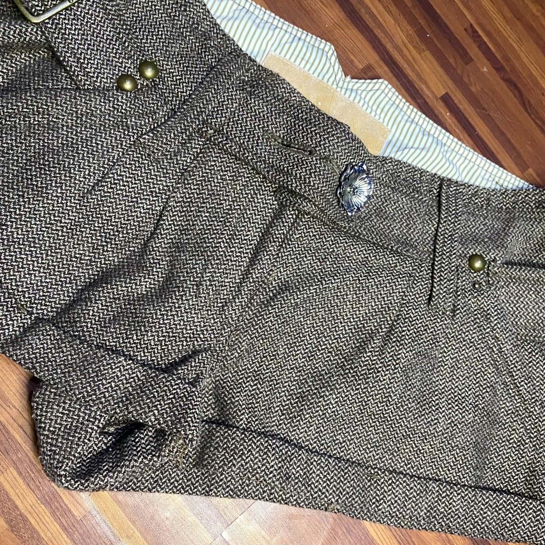 River Island Tweed Shorts (Category: Shorts) located in Las Pinas. Submitted by modemnl (Listing ID 1464741780, Image 2). Description: Size: Medium | Color: Brown Classy and stylish tweed shorts from River Island featuring a sophisticated brown color and timeless design. A versatile piece that can be dressed up or down for a polished look. -Classy and timeless design -Structured and polished look -Easy to pair with blouses, sweaters, or fitted to