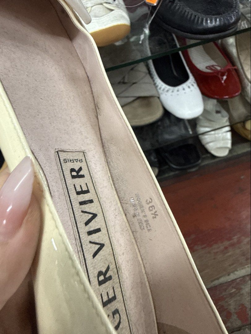 Roger Vivier Patent Leather need clean Pointed Toe Flats (Category: Flats & Sandals) located in Manila. Submitted by fastlion.584bdf (Listing ID 1464732889, Image 3). Description: .
