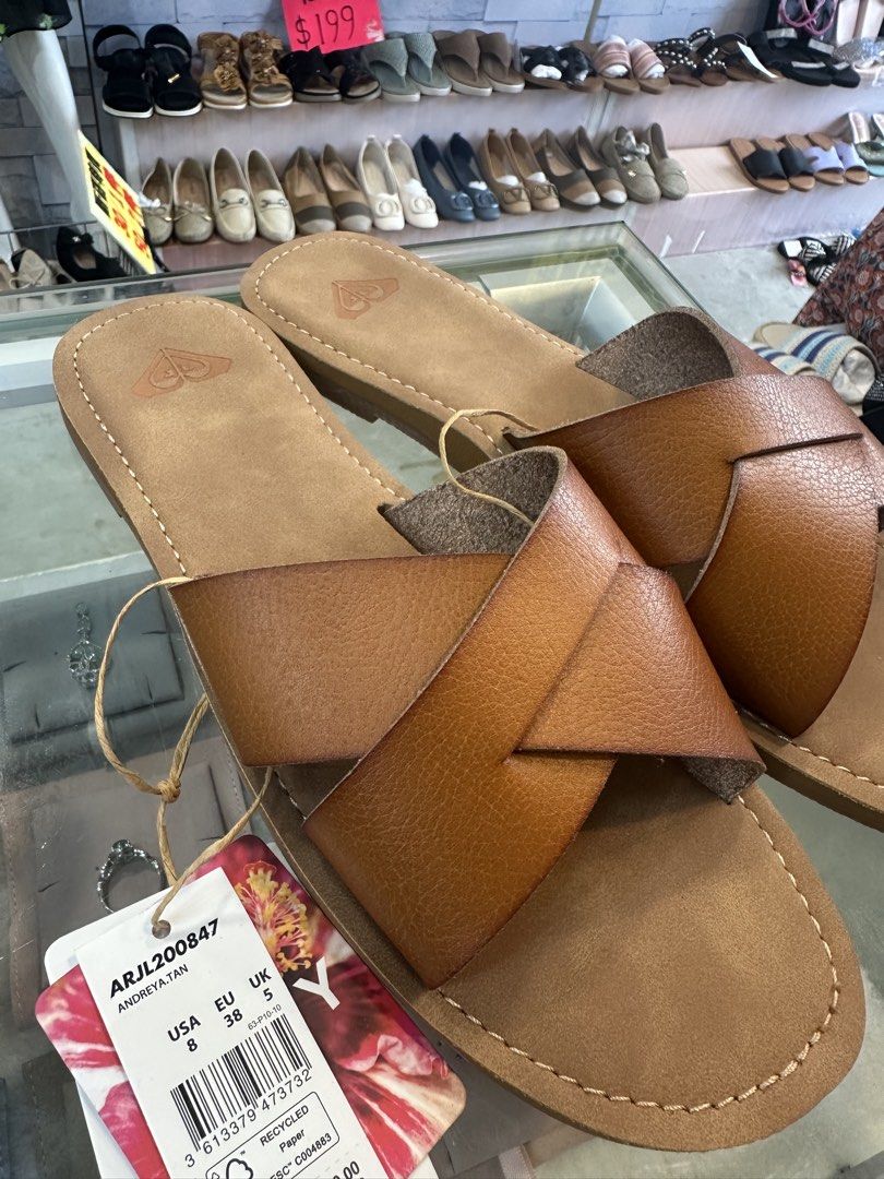 ROXY （分類：拖鞋）位於 Hong Kong。 由 long_long215 提交（商品編號 1464648689，圖片 4）。簡介： 外貿原單正品 （真皮斷碼size：38）。
