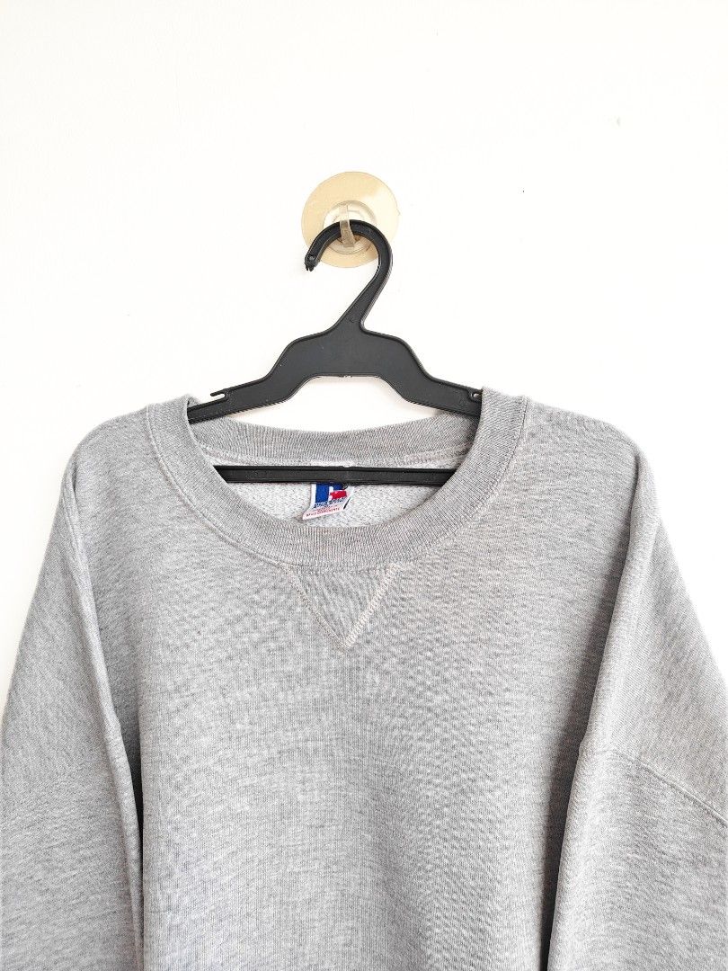 Russell Athleric Gray Crewneck (Category: Coats, Jackets and Outerwear) located in Imus. Submitted by valentino.bros. (Listing ID 1464680432, Image 3). Description: .