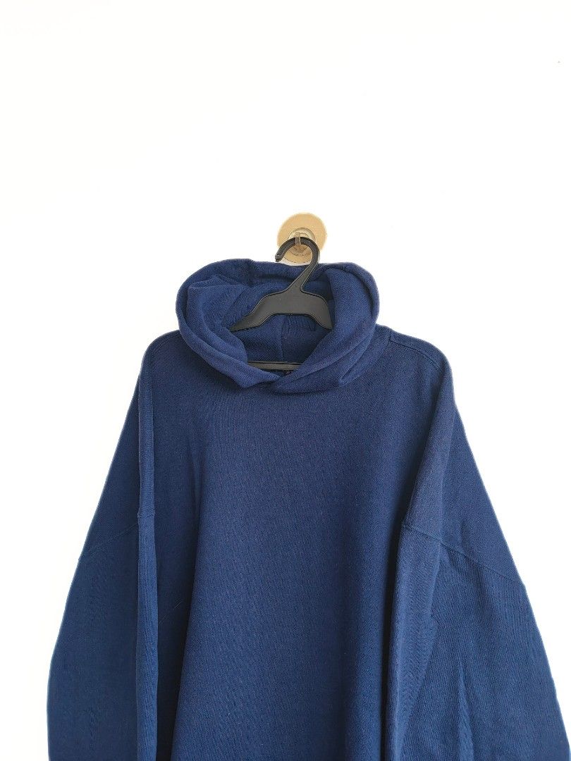 Russell Athletic Dark Blue Hoodie (Category: Coats, Jackets and Outerwear) located in Imus. Submitted by valentino.bros. (Listing ID 1464687959, Image 3). Description: Issue: Hole at the hood..