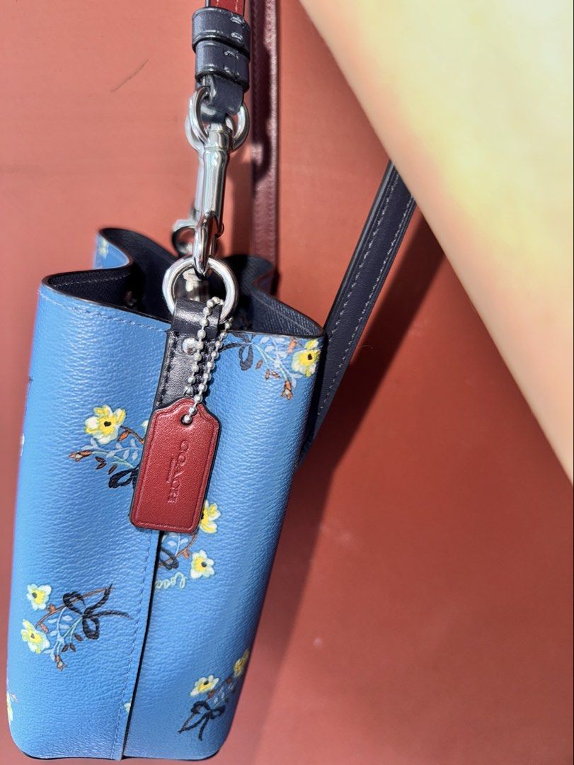 SALE 👜💕 (Category: Cross-body Bags) located in Dumaguete. Submitted by dayvi143 (Listing ID 1459850533, Image 3). Description: Paunahan nalang.. Authentic Coach Mini Town Bucket Bag Like new condition 👜💕.
