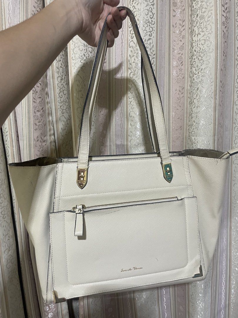 Samantha Thavasa White Bag (Category: Shoulder Bags) located in Bulacan. Submitted by ohyul.06 (Listing ID 1464644728, Image 1). Description: Authentic Samantha Thavasa Bag bought sa Japan mismo. May minor issues, see na lang sa pic. Can fit lots of stuffs..