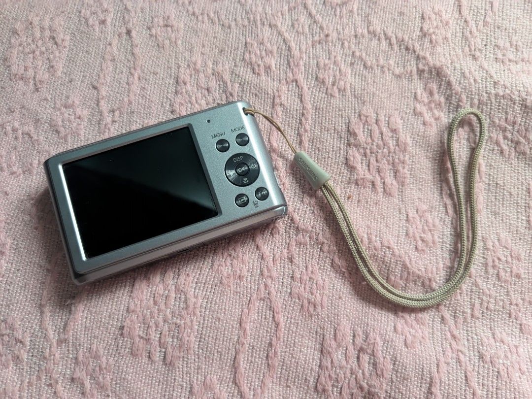 Samsung ES90 (Category: Cameras) located in Manila. Submitted by odddeer_474741 (Listing ID 1464635538, Image 2). Description: • Price is negotiable • 14.2 megapixels • 5x Optical Zoom • 26mm Wide-Angle Lens • Built-in flash • All buttons are working • Package includes: Unit, battery, charger, SD card, and strap 📌 Body Condition: 9.5/10 – Super kinis wala lang cover yung charging port niya.