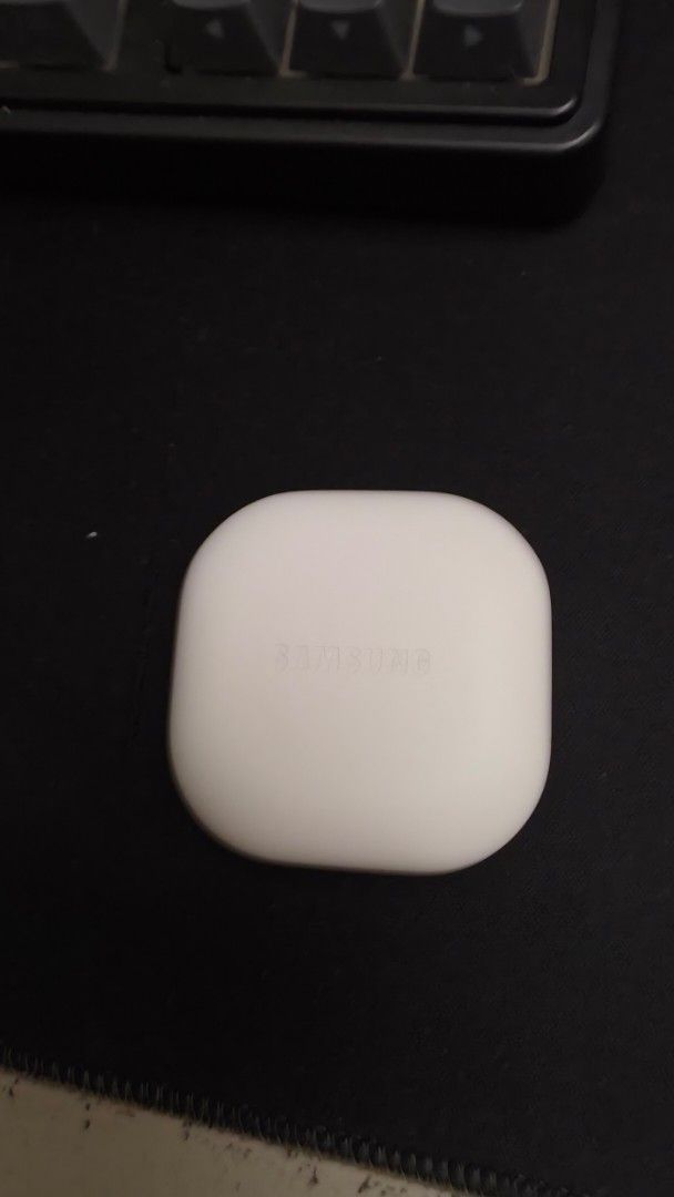 Samsung Galaxy Buds2 Pro (Category: Earphones) located in Makati City. Submitted by jirojarin (Listing ID 1464589218, Image 2). Description: No Issue. Inclusions: - Original Box - Hard Protective Case - Original Charging Case.