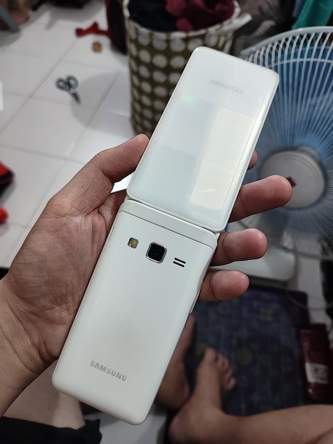 Samsung Galaxy Folder 2 32GB White (Category: Wearables & Smart Watches) located in Quezon City. Submitted by Mr.Skyler (Listing ID 1464571688, Image 2). Description: FOR ONLY 7K PRICE LIMITED COLOR WHITE SAMSUNG GALAXY FOLDER 2 2019 32GB ROM 2GB RAM NAG TRENDING SA TIKTOK RARE UNIT NA DIN ITO TOUCH AND TYPE NA ANDROID ONE OF THE BEST FLIP PHONE NI SAMSUNG around 98% smoothness overall GREAT BATTERY LIFE Android 6.0 (Marshmallow) Snapdragon 425 (