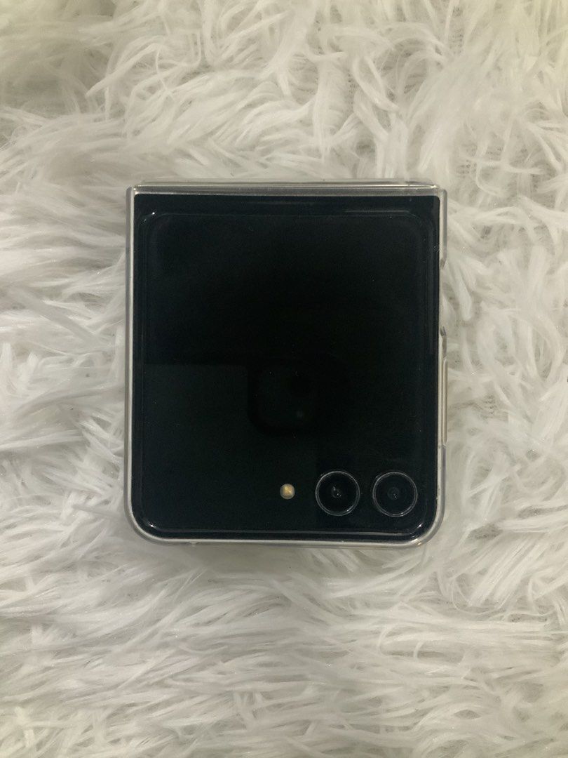 Samsung Z Flip 5 White - Front Screen Working Only (Category: Samsung) located in Manila. Submitted by beyondthespotlight (Listing ID 1464704163, Image 1). Description: can lower price Only Front Screen Works ! Main screen for repair as it is broken (black screen).