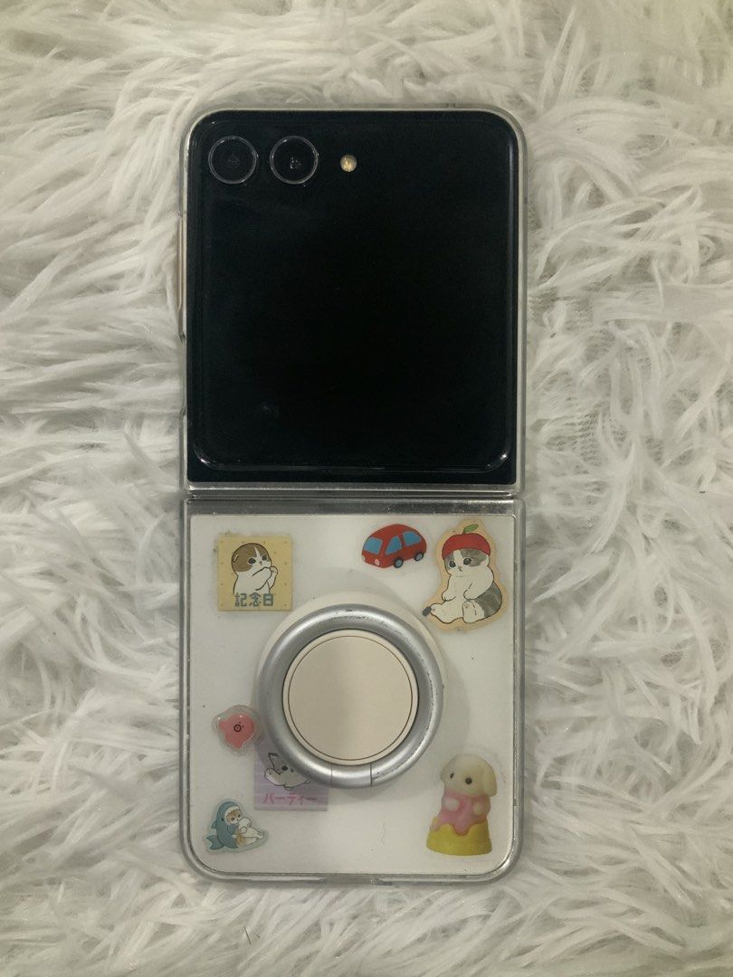 Samsung Z Flip 5 White - Front Screen Working Only (Category: Samsung) located in Manila. Submitted by beyondthespotlight (Listing ID 1464704163, Image 3). Description: can lower price Only Front Screen Works ! Main screen for repair as it is broken (black screen).