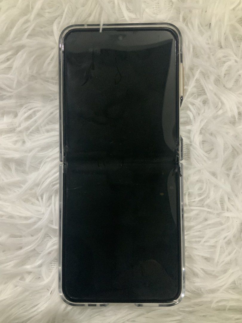 Samsung Z Flip 5 White - Front Screen Working Only (Category: Samsung) located in Manila. Submitted by beyondthespotlight (Listing ID 1464704163, Image 2). Description: can lower price Only Front Screen Works ! Main screen for repair as it is broken (black screen).