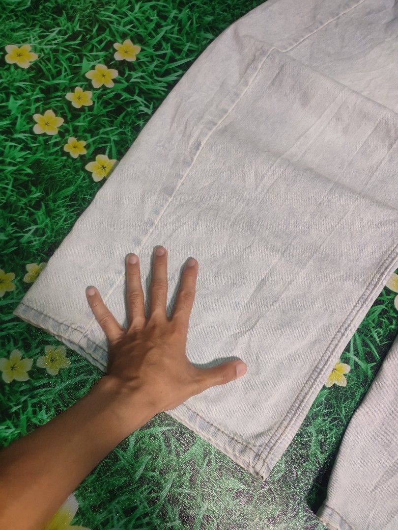 S-bin Baggy pants (Category: Jeans) located in Cagayan de Oro. Submitted by jaypeedeistilo (Listing ID 1464585677, Image 2). Description: S-bin🔥 Waist: 31-32✅ Length: 40.5✅ Thigh: 16✅ Hem: 12.5✅.