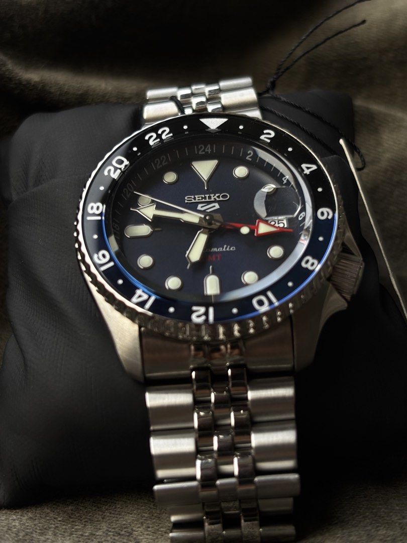 SEIKO 5 GMT “BATMAN” (Category: Men's Watches) located in Manila. Submitted by angelodelgado (Listing ID 1464706305, Image 3). Description: 💰 FOR SALE — ₱21,500 🏷️ SRP — ₱31,500 💸 SAVE — ₱10,000 ✨ Original Seiko ⌚ Iconic Batman Blue & Black Bezel 📌 CONDITION 🆕 Unworn — still in brand new condition ✨ No signs of usage 💎 Clean case, dial & bracelet ⏱️ Ready to wear 📦 COMPLETE INCLUSIONS ✅ Seiko Watch ✅ Original Seiko Box ✅ Seiko Manual/Bookl
