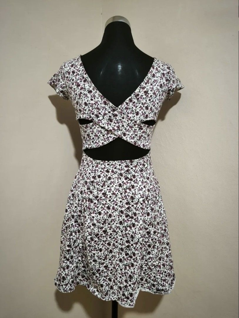 Sexy back floral dress (Category: Dresses) located in Manila. Submitted by wearforce (Listing ID 1464584730, Image 3). Description: Floral sexy back dress brand: Garage can fit M-L good condition no issues color rate 9/10 170 + sf.